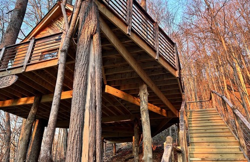 Mohawk Cabin | East Tennessee’s first TREEHOUSE! Come stay high in the trees.