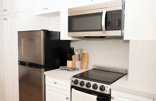 Ukrainian Village Apartment | East Village Center Apartment w Full Amenities Great New York Location