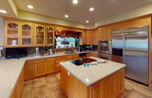Tyrone House | East Wing - Exquisite Mountain Estate with Pool