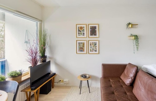 Itainen District Apartment | Eastend Pearl - Studio with great kitchen - subway and shops near