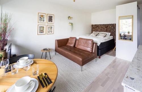 Itainen District Apartment | Eastend Pearl - Studio with great kitchen - subway and shops near