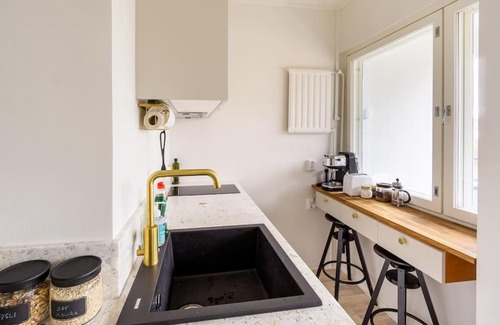 Itainen District Apartment | Eastend Pearl - Studio with great kitchen - subway and shops near
