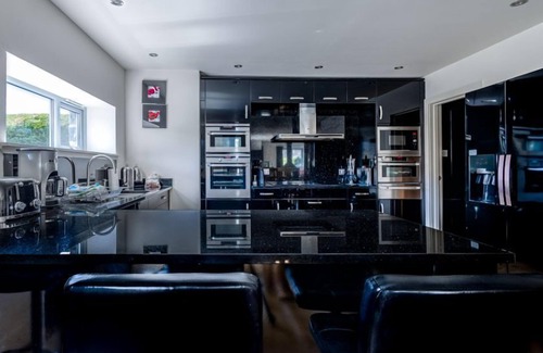 Kenmore Cottage | Easter Bruadair - sleeps 10 guests in 5 bedrooms