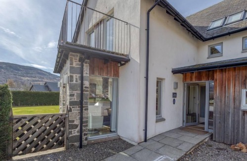Kenmore Cottage | Easter Bruadair - sleeps 10 guests in 5 bedrooms