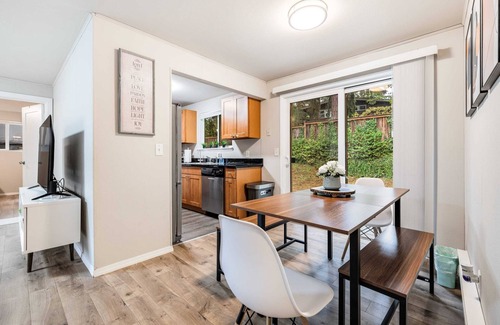 Somerset House | Eastgate Rambler: Cozy 3BR Eastgate Home | Pet | Close to Transit BY Betterstay