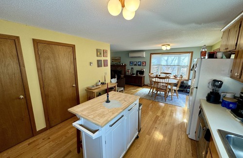 North Eastham House | Eastham Classic Cape Cod style residence, beds made, pets by interview!