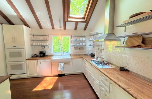 Grantham House | Eastman Home with Hot Tub!