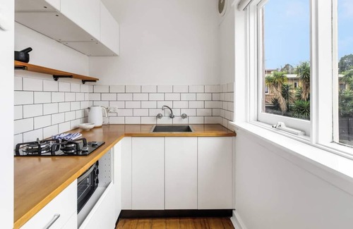St. Kilda East Apartment | Eastside Tranquility A Serene Balcony Abode