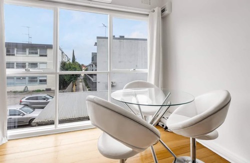 St. Kilda East Apartment | Eastside Tranquility A Serene Balcony Abode