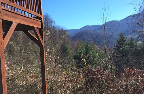 Maggie Valley Cabin | Easy access, minutes from skiing, pet friendly, wifi and cable, cleaning incl.