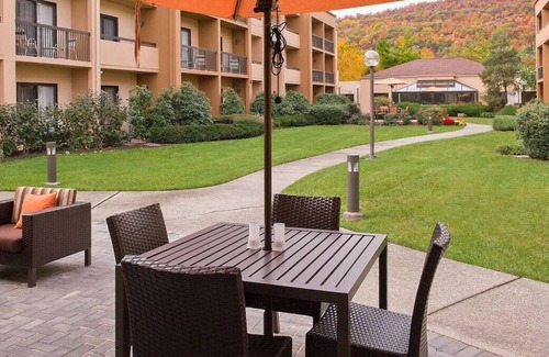 Mahwah House | Easy Access to Crossroads Corporate Center! FREE Parking, Pool, Pets Allowed!