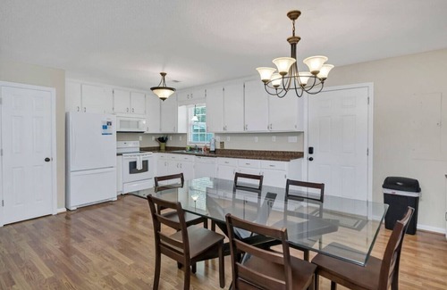 Prosperity House | Easy Lake Living - Sleeps 8