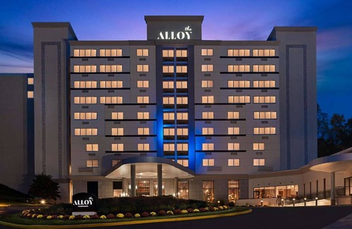 King of Prussia Hotel | Easy Philly Access | Dining. On-Site Bar. Pool.