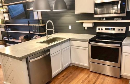 Bethany House | Easy Self Check-In for Centrally Located Home - Stay at the Little Llama House!