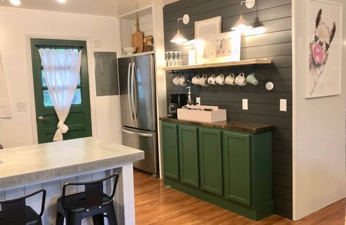 Bethany House | Easy Self Check-In for Centrally Located Home - Stay at the Little Llama House!