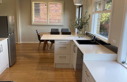Malvern East House | Easy Walk to station-Pets Welcome-Golf Course Views