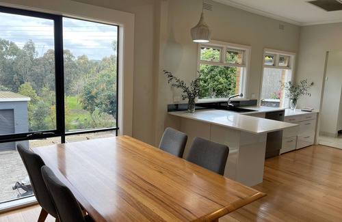 Malvern East House | Easy Walk to station-Pets Welcome-Golf Course Views