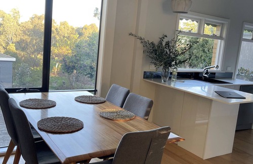 Malvern East House | Easy Walk to station-Pets Welcome-Golf Course Views