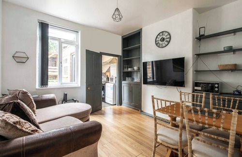 Sheffield House | Eat, Stroll, Stay in a Spacious 4-Bed Home in Sheffield