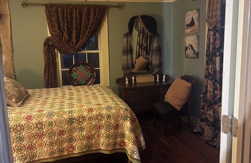 Vale Other | Eclectic Edition 2 bedroom Historic Farmhouse circa 1885 nNo Ghosts Serene Vale
