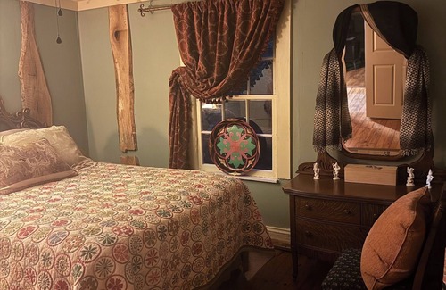 Vale Other | Eclectic Edition 2 bedroom Historic Farmhouse circa 1885 nNo Ghosts Serene Vale