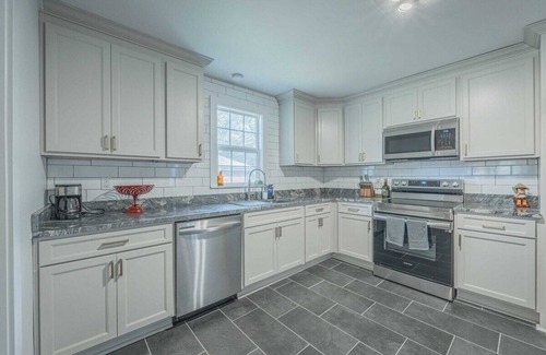 Athens House | Eclectic Inn Downtown - 2 miles to Sanford Stadium