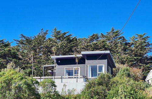 Waitarere Beach Cottage | Eclectic real kiwiana bach