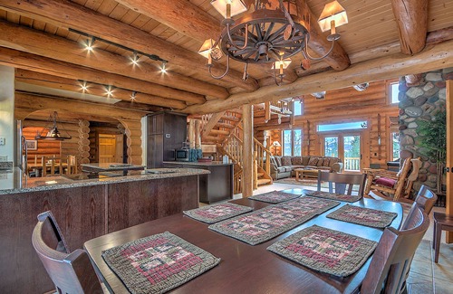 Wildernest House | Eco Friendly Luxury Log Vacation House 4 BR, 2 Master Suites, All Amenities