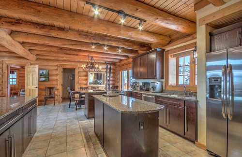 Wildernest House | Eco Friendly Luxury Log Vacation House 4 BR, 2 Master Suites, All Amenities