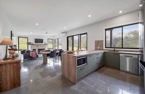 Barrengarry Villa | EcoLuxe Villa on 146 acres in Kangaroo Valley - breathtaking views,wild swimming