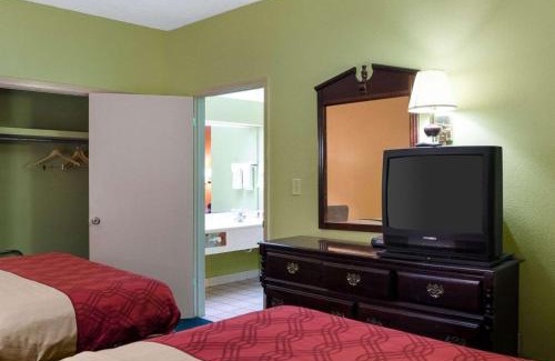 Canton Cabin | Econo Lodge Canton I-55