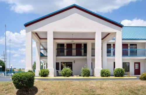 Canton Cabin | Econo Lodge Canton I-55
