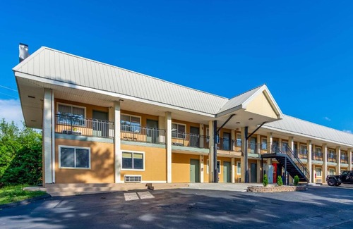 East Ridge Cabin | Econo Lodge East Ridge