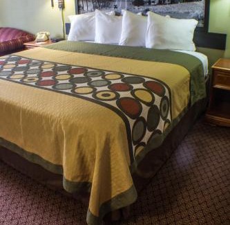 Erie Cabin | Econo Lodge Erie near Casino