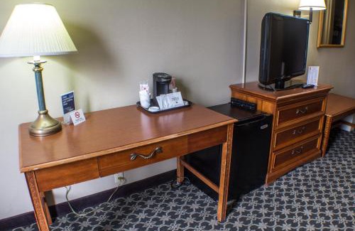 Erie Cabin | Econo Lodge Erie near Casino