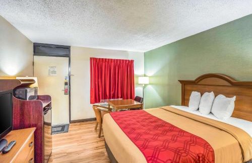 Huntington Cabin | Econo Lodge Huntington - Barboursville University Area