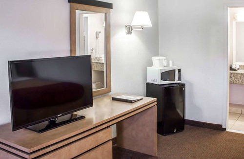 Colonie Hotel | Econo Lodge Inn & Suites Colonie Center Mall