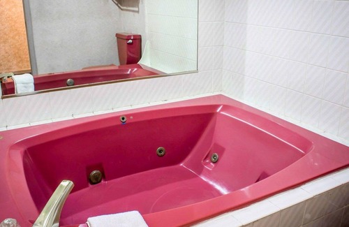 Colonie Hotel | Econo Lodge Inn & Suites Colonie Center Mall