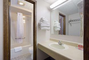 Escanaba Hotel | Econo Lodge Inn & Suites Escanaba North