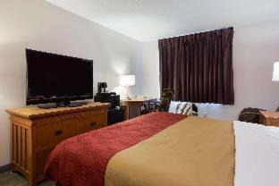 Escanaba Hotel | Econo Lodge Inn & Suites Escanaba North