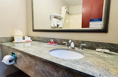 Monroe Hotel | Econo Lodge Inn & Suites Monroe