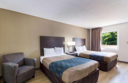 North Camellia Acres Cabin | Econo Lodge Little Creek