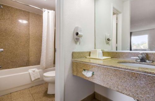 North Camellia Acres Cabin | Econo Lodge Little Creek
