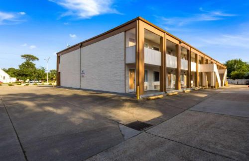 North Camellia Acres Cabin | Econo Lodge Little Creek