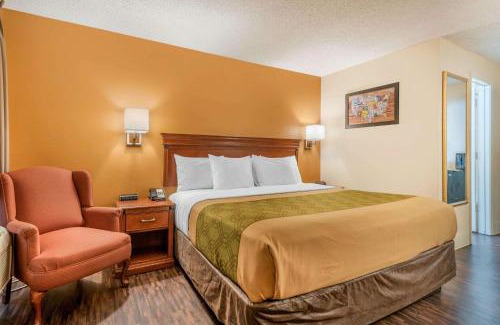 Downtown Louisville Cabin | Econo Lodge Louisville Downtown