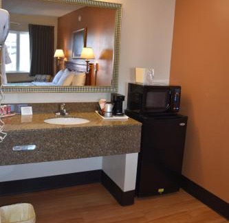 Downtown Louisville Cabin | Econo Lodge Louisville Downtown