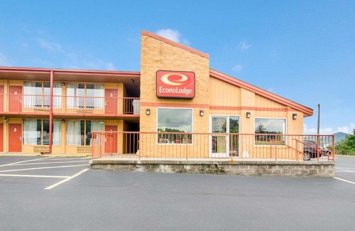 Marion Cabin | Econo Lodge Marion I-81