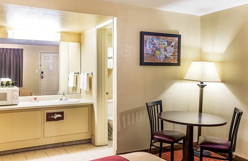 McAlester Hotel | Econo Lodge McAlester