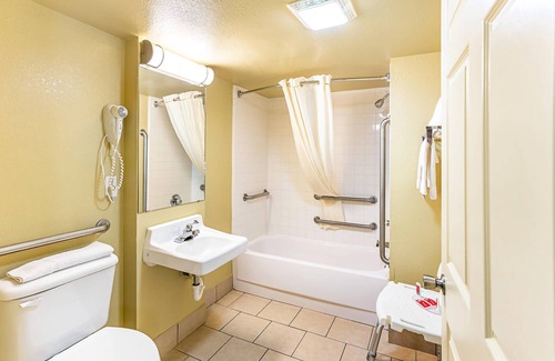 McAlester Hotel | Econo Lodge McAlester