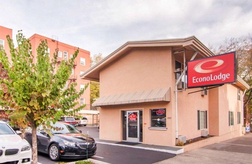 Downtown Portland Cabin | Econo Lodge Portland Downtown